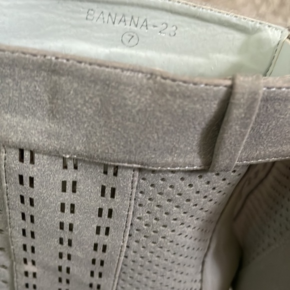 Womans size 7 mid calf boot! Color -light gray back zipper - Picture 5 of 6